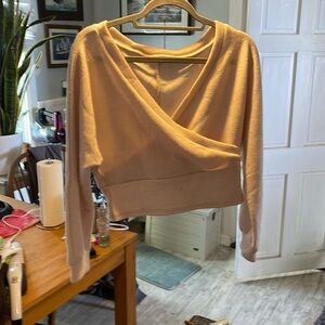 Cute mid sleeve cropped cream color top size large never worn